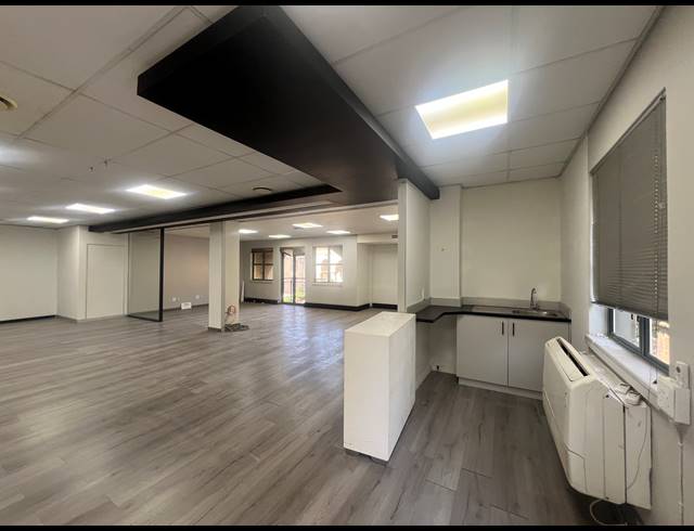 108M² OFFICE TO LET IN HYDE PARK